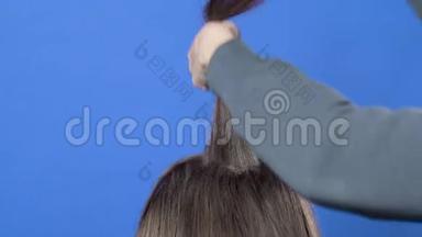发型师在理发师<strong>做</strong>头发的过程中，为客户<strong>做</strong>头发，<strong>做</strong>发型